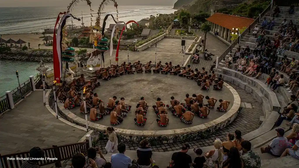 Danza Kecak tradicional en Bali.