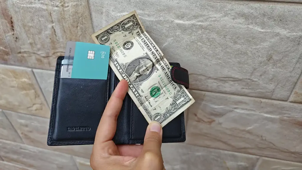 Pago del transporte en Miami con tarjeta y efectivo.