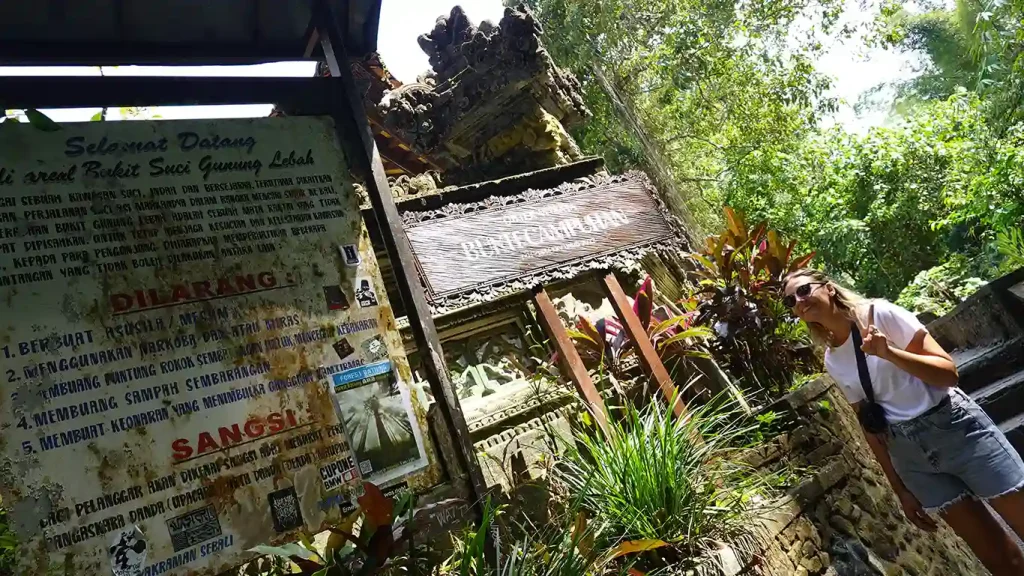 Noelia junto al cartel de la entrada del templo Pura Gunung Lebah en Ubud.