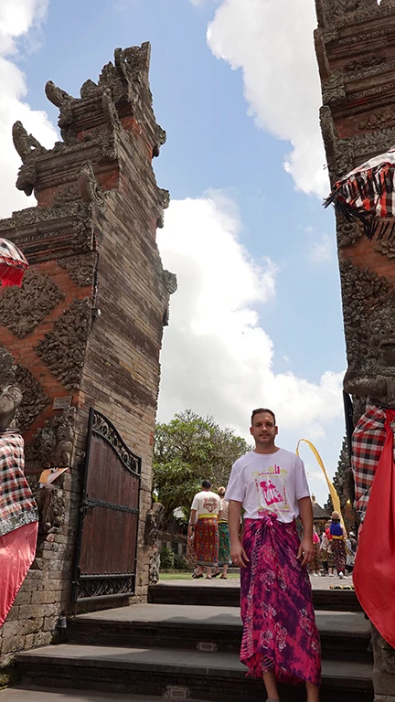 Joan cruzando la puerta dividida Candi Bentar en el Pura Puseh Desa Batuan.