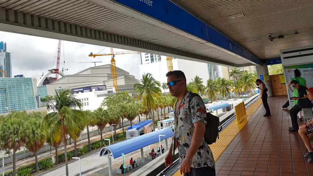 Viajero esperando el transporte público en Downtown Miami.