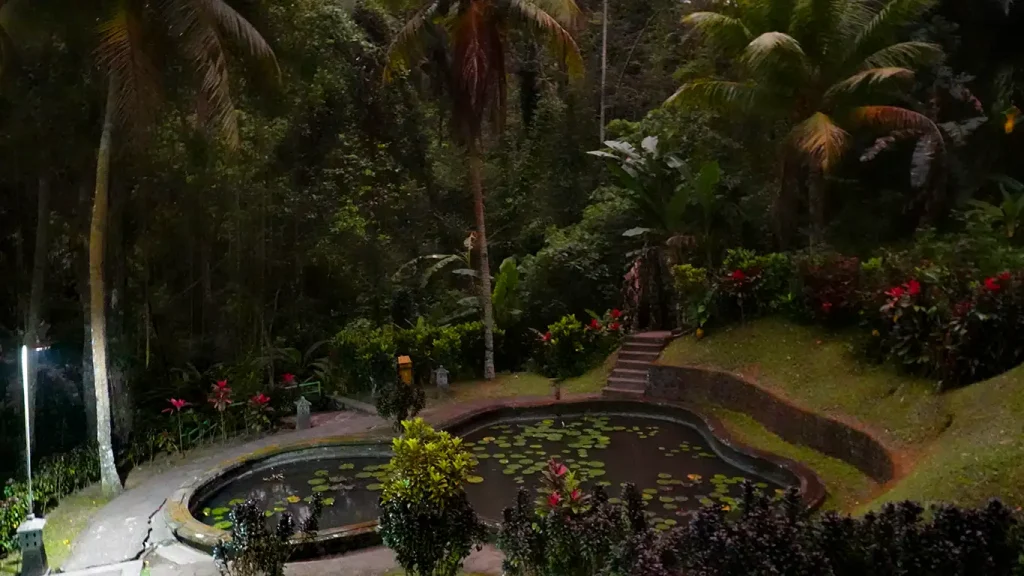Piscinas y estanques de purificación antiguos en el yacimiento de Goa Gajah.