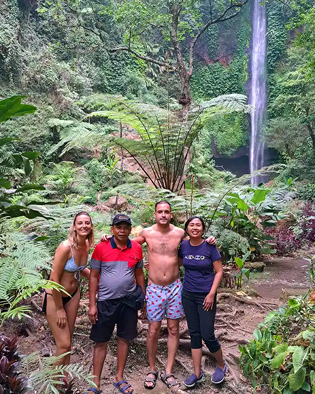 Dos Viajeros Viajando junto a Agus y Ayu en una cascada escondida de Bali.