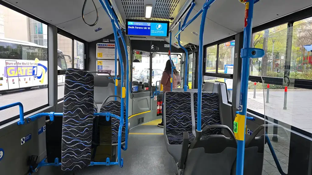 Interior de un autobús público de Budapest.