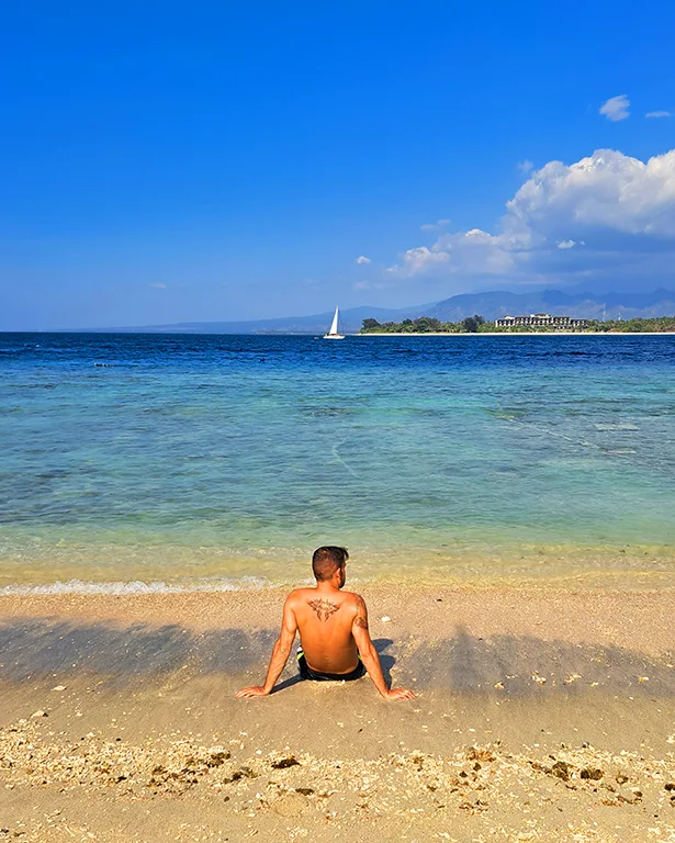 Joan en la orilla de la playa de arena blanca en Gili Air.