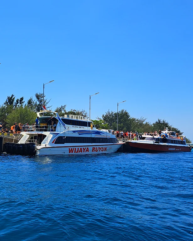 Lancha rápida navegando por el mar hacia las islas de Indonesia.