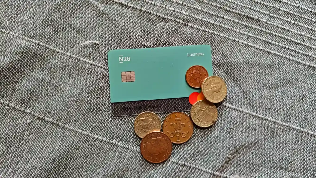 Tarjeta bancaria junto a libras.