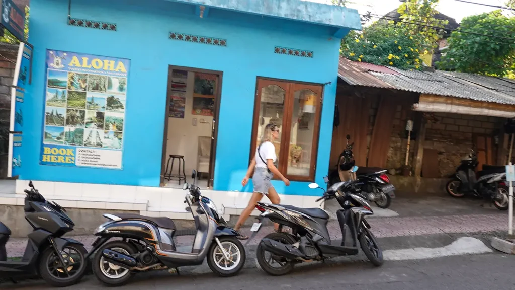 Tienda local de alquiler de motos en una calle de Bali.