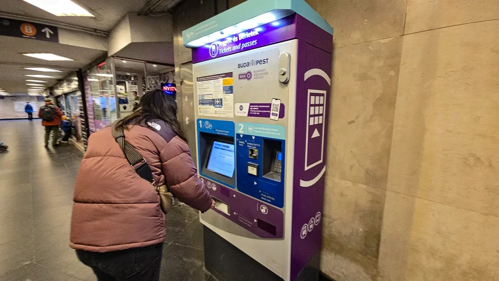 Comprando billetes en una máquina.
