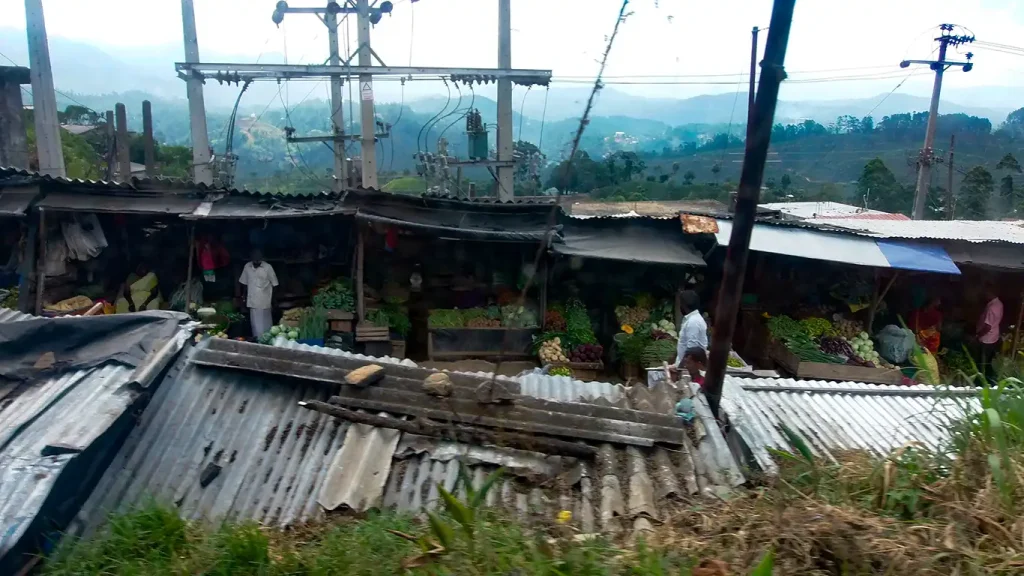 Casas junto a las vías del tren en el interior de Sri Lanka.