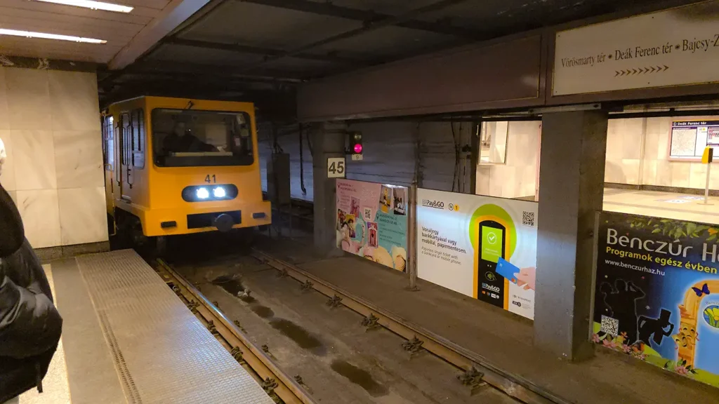 Metro de Budapest entrando en una estación.