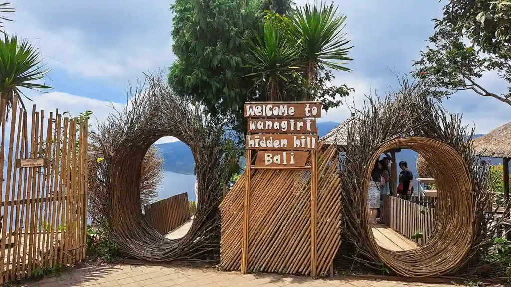 Cartel y acceso a la zona de miradores de Wanagiri Hidden Hill en Bedugul.