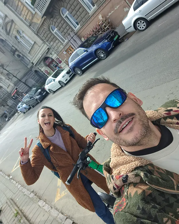 Dos viajeros Viajando en patinete eléctrico por Budapest.