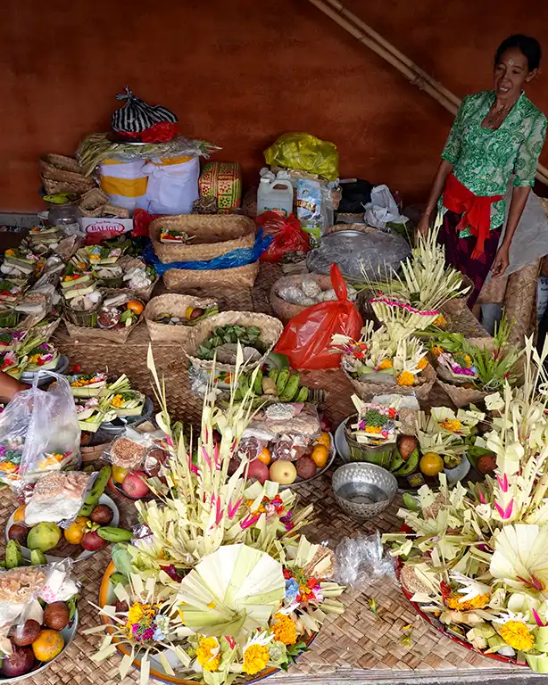 Vecina local preparando las ofrendas canang sari en el Pura Puseh Desa Batuan.