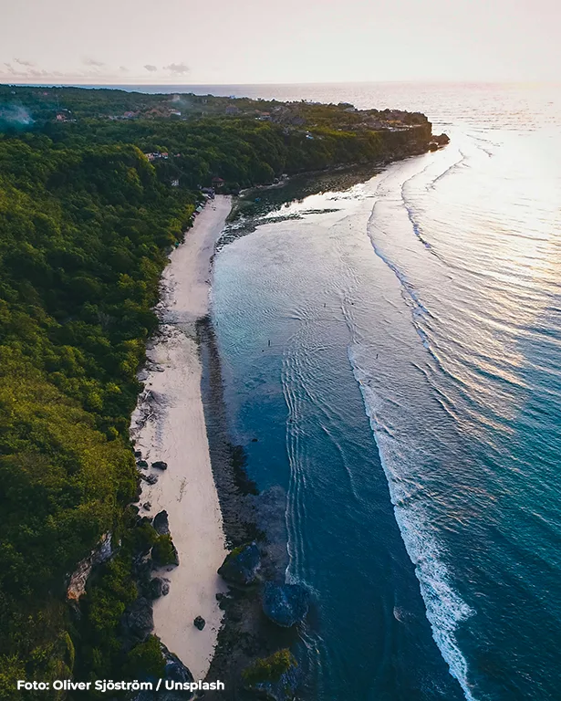 Vista aérea de la playa de Padang Padang en Bali.