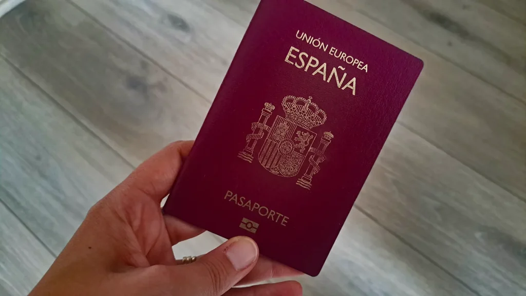 Pasaporte sujetado por una viajera.