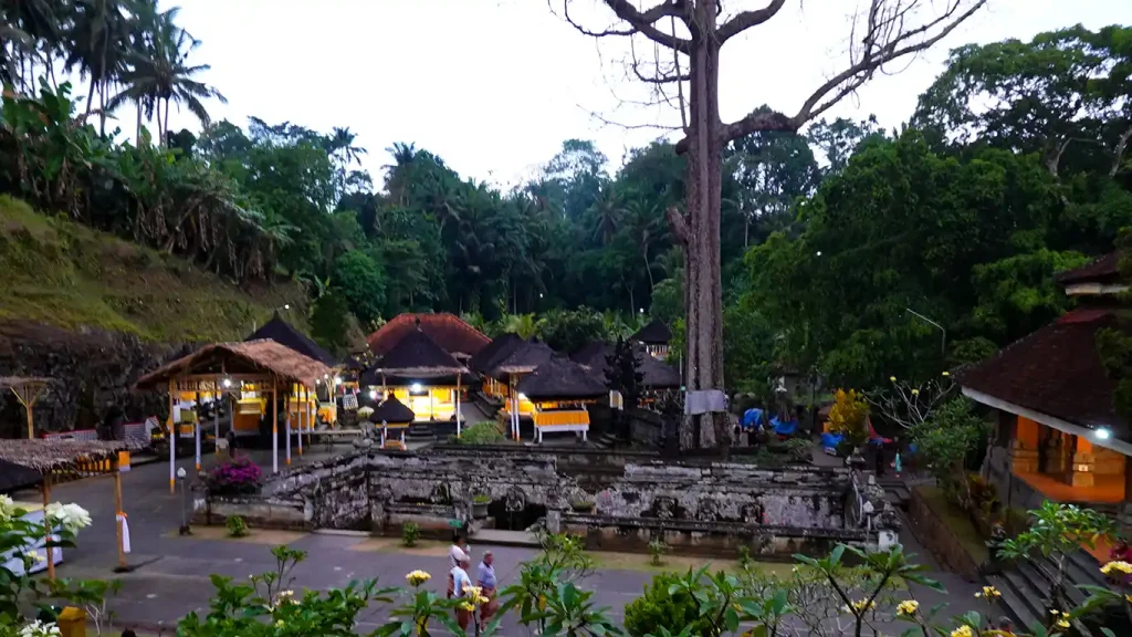 Patio central del Pura Goa Gajah con el árbol milenario.