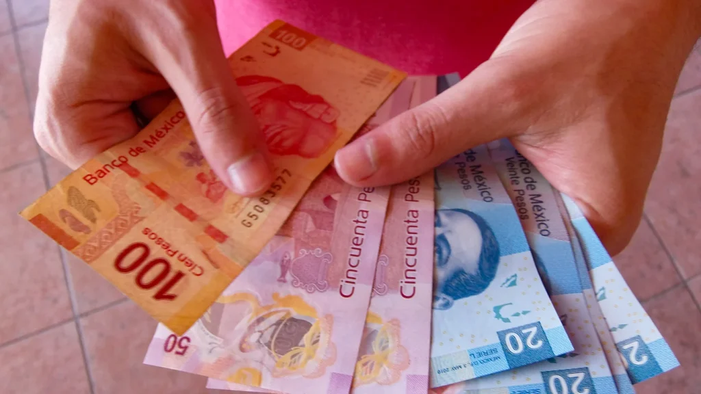 Dinero en efectivo de pesos mexicanos.