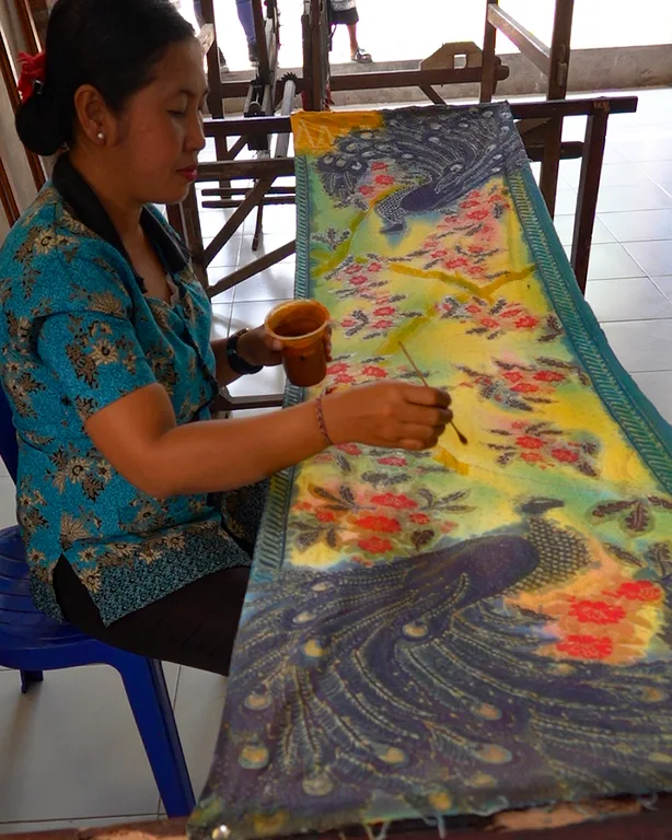Artesana local tejiendo un telar en la fábrica de sarongs.