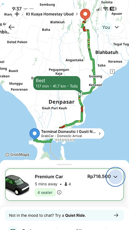 Captura de pantalla de la app mostrando precio de trayecto y tráfico en rojo en Bali.