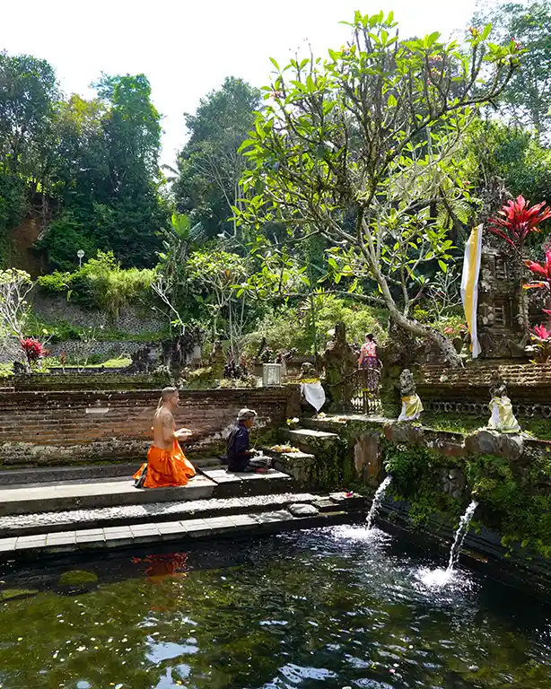 Joan y Noelia junto a los manantiales en una ceremonia en Pura Gunung Kawi Sebatu.
