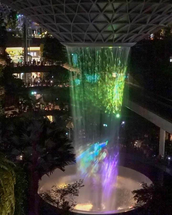 Espectáculo de iluminación y música de la Rain Vortex.