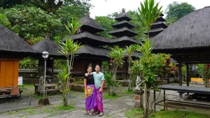 Noelia y Joan de Dos Viajeros Viajando en el templo Pura Luhur Batukaru de Bali en Indonesia.