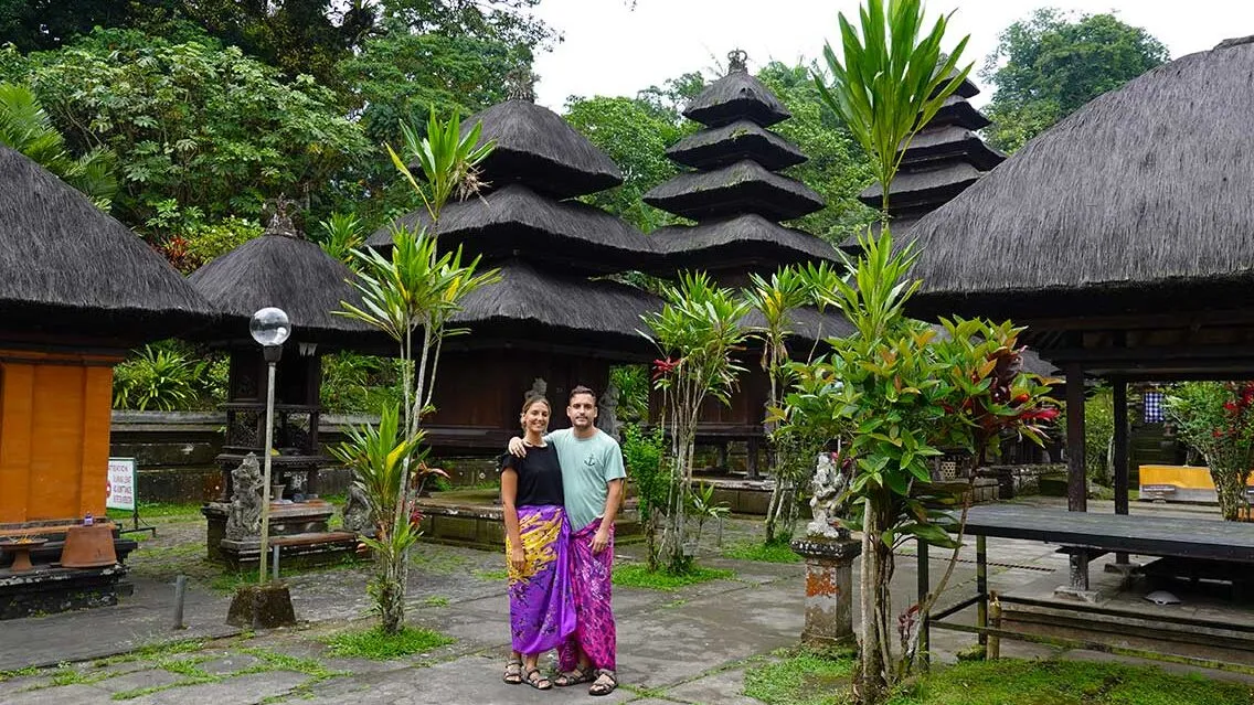 Noelia y Joan de Dos Viajeros Viajando en el templo Pura Luhur Batukaru de Bali en Indonesia.