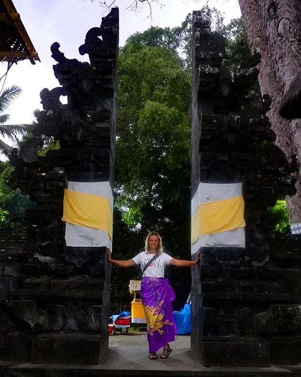 Noelia vistiendo un sarong tradicional y los hombros cubiertos para entrar a un templo de Bali.