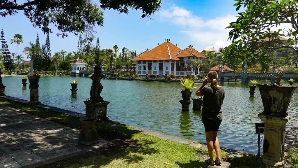 Estanques y edificios de Taman Ujung Water Palace.