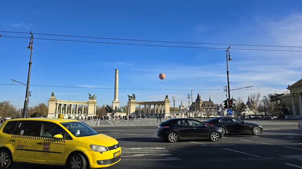 Taxi circulando por las calles de Budapest.