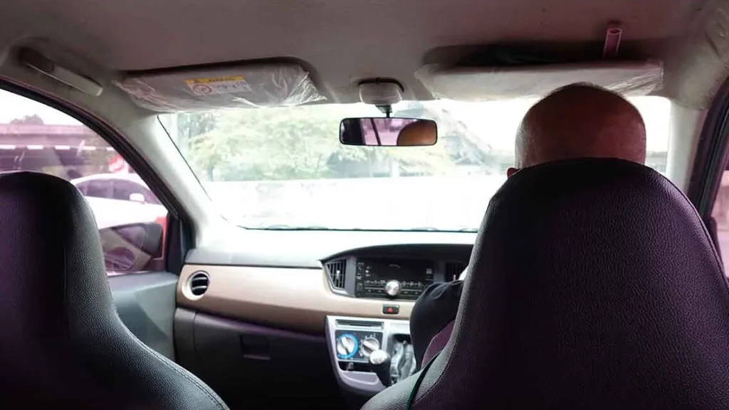 Interior cómodo y con aire acondicionado de un coche con conductor privado en Bali.