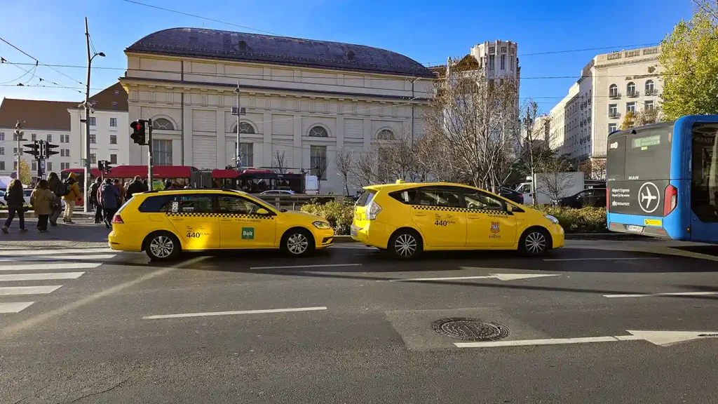 Taxis oficiales amarillos en Budapest.