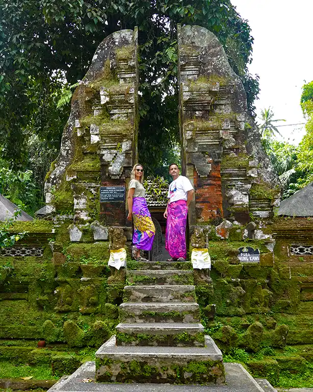 Noelia y Joan en la puerta de entrada de un templo escondido en Bali durante una ruta de 10 días.