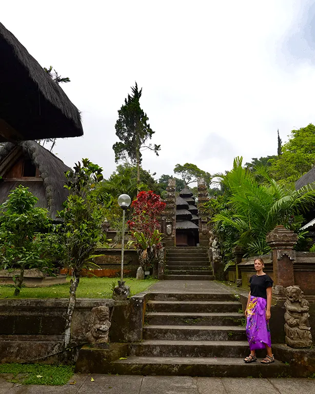 Noelia bajando las escaleras esculpidas en piedra de un templo de Bali.