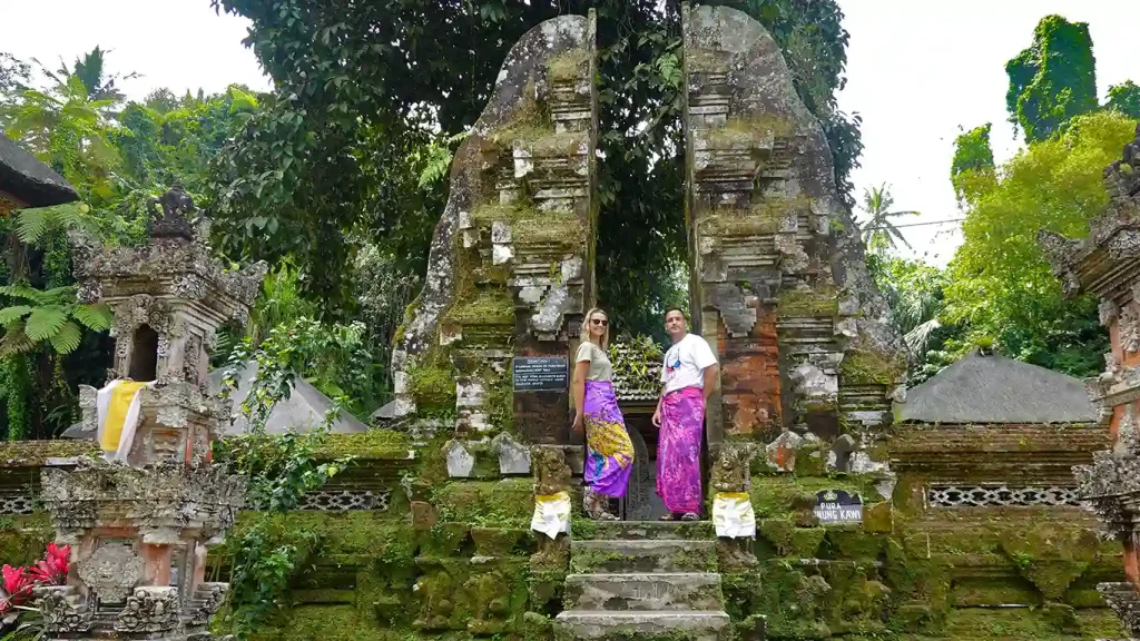 Noelia y Joan en la puerta de entrada de un templo escondido en Bali durante una ruta de 10 días.