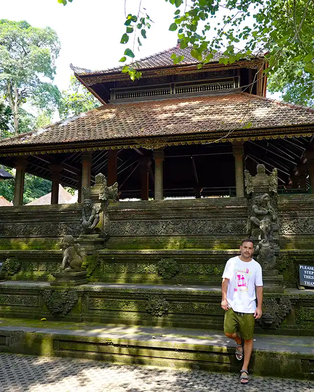 Joan paseando junto a los templos de piedra entre la selva del Monkey Forest en Ubud.