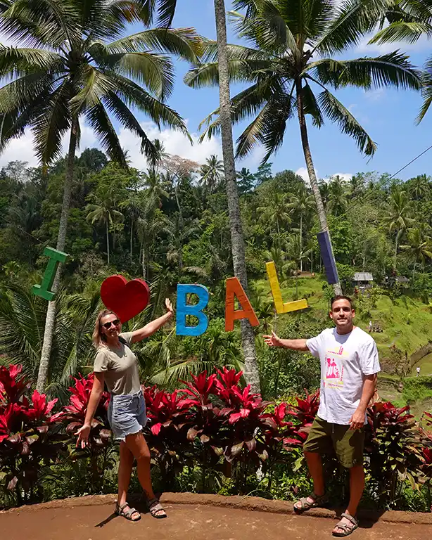 Noelia y Joan junto al cartel de I Love Bali en Tegalalang.