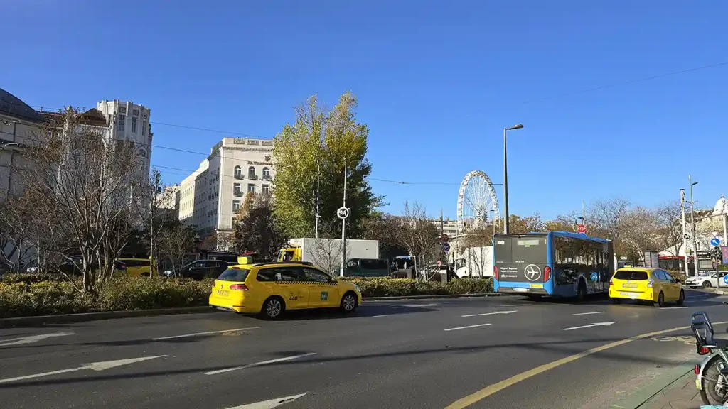Autobús y taxis en una avenida de Budapest.
