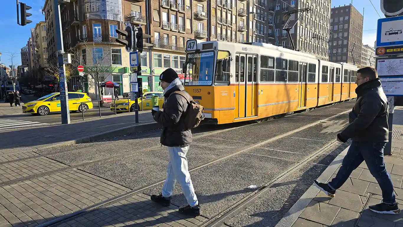Tranvía amarillo en Budapest durante nuestro viaje.