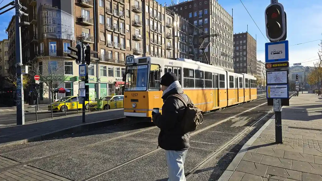Tranvía circulando por el centro de Budapest.