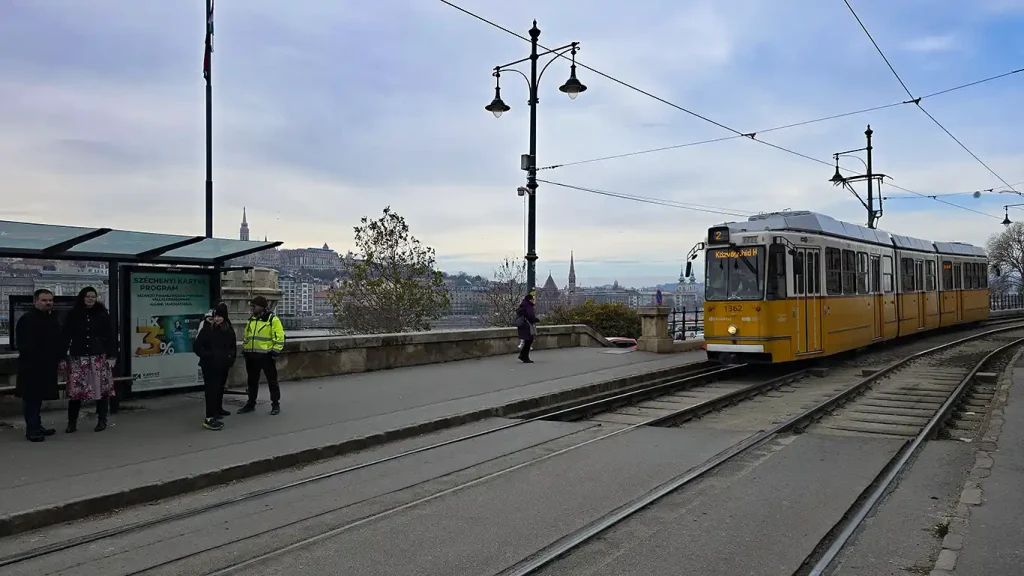 Tranvía de Budapest con vistas sobre la ciudad.