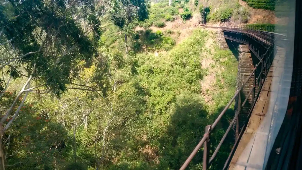 Vías de tren entre las montañas de Sri Lanka.