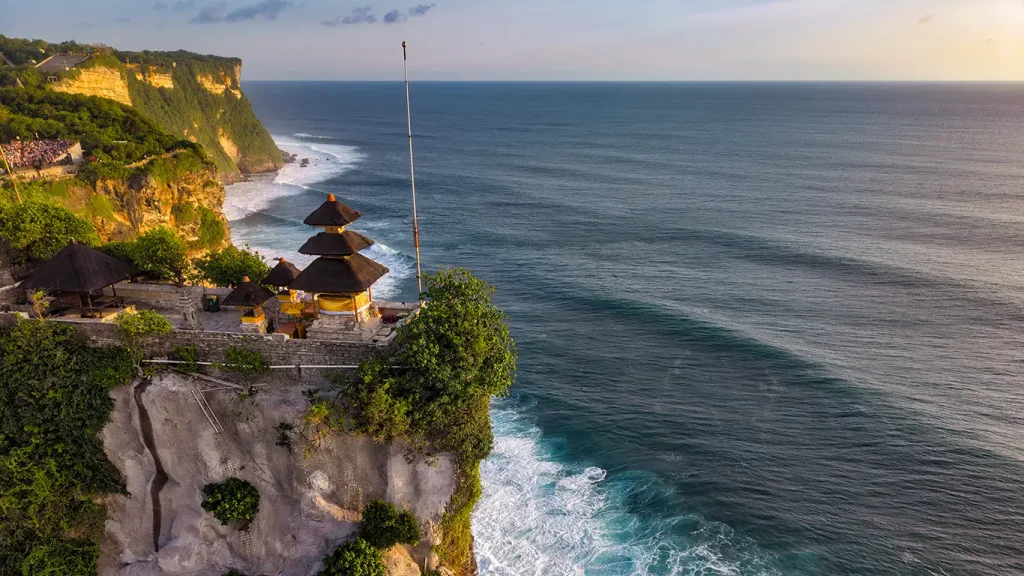 Templo de Uluwatu sobre los acantilados del sur de Bali.