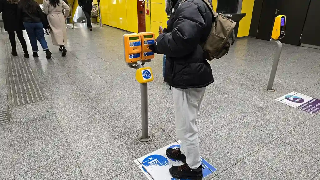 Validación en un torno de la estación de metro.