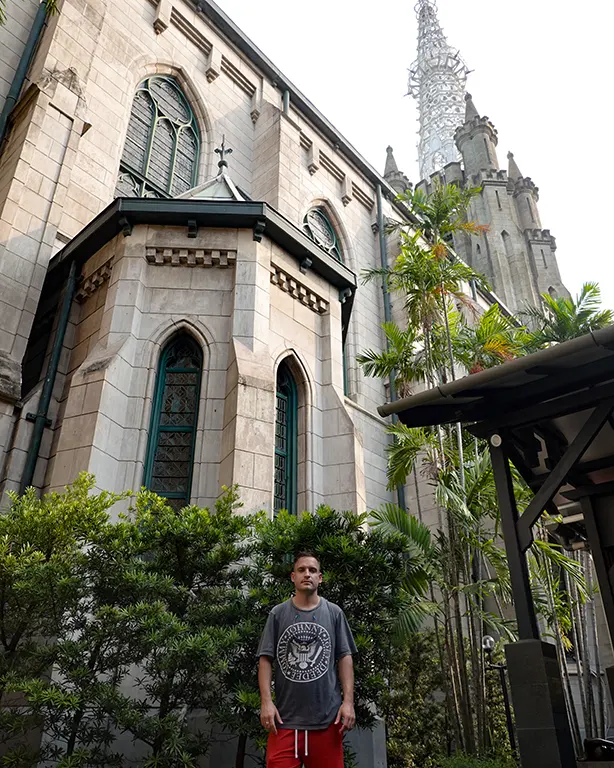 Joan visitando la histórica catedral de Yakarta en Indonesia.