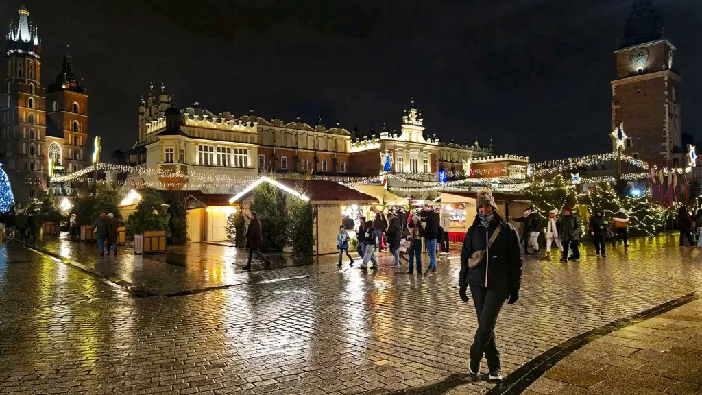 Mercadillo de Navidad de Cracovia en Rynek Główny de noche.