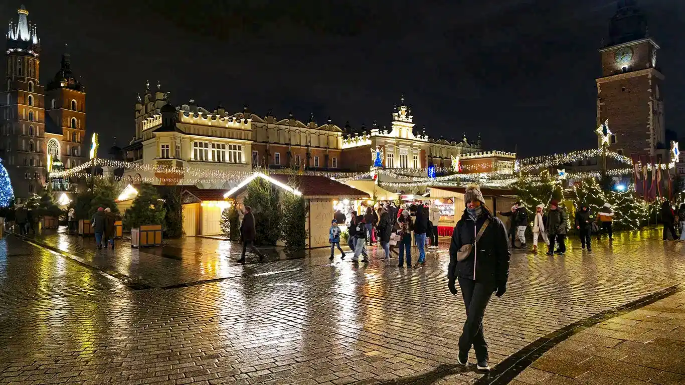 Mercadillo de Navidad de Cracovia en Rynek Główny de noche.