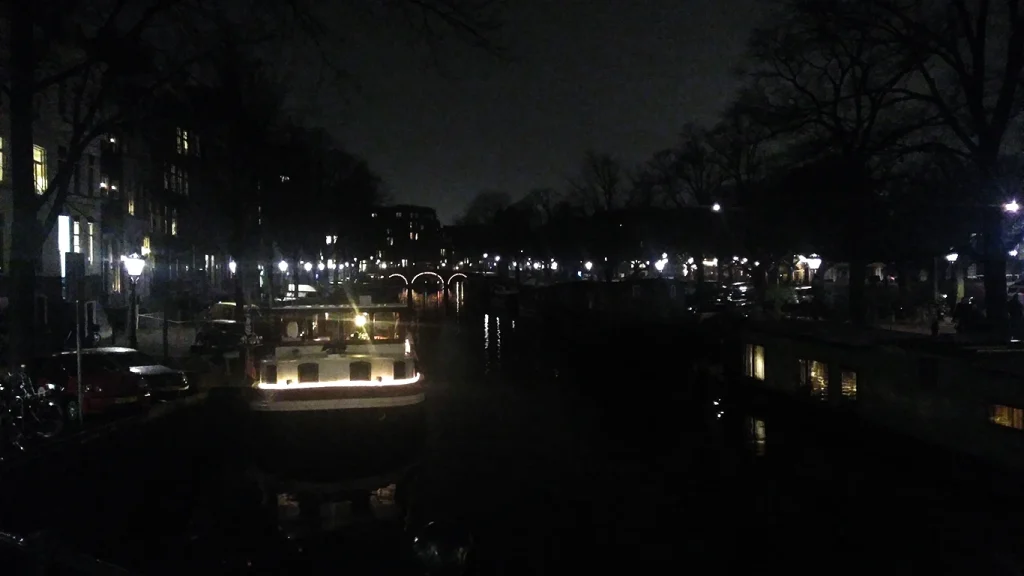 Canales iluminados durante la noche en Ámsterdam.