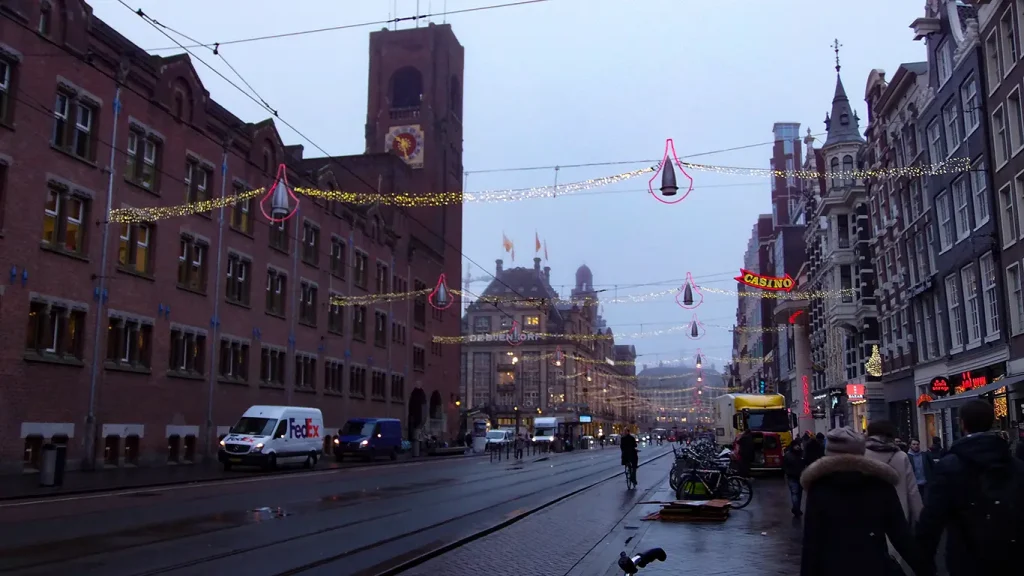Calle comercial de Ámsterdam decorada con luces de Navidad.